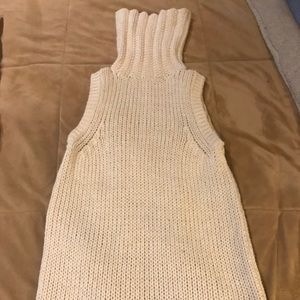 Sleeveless turtleneck sweater